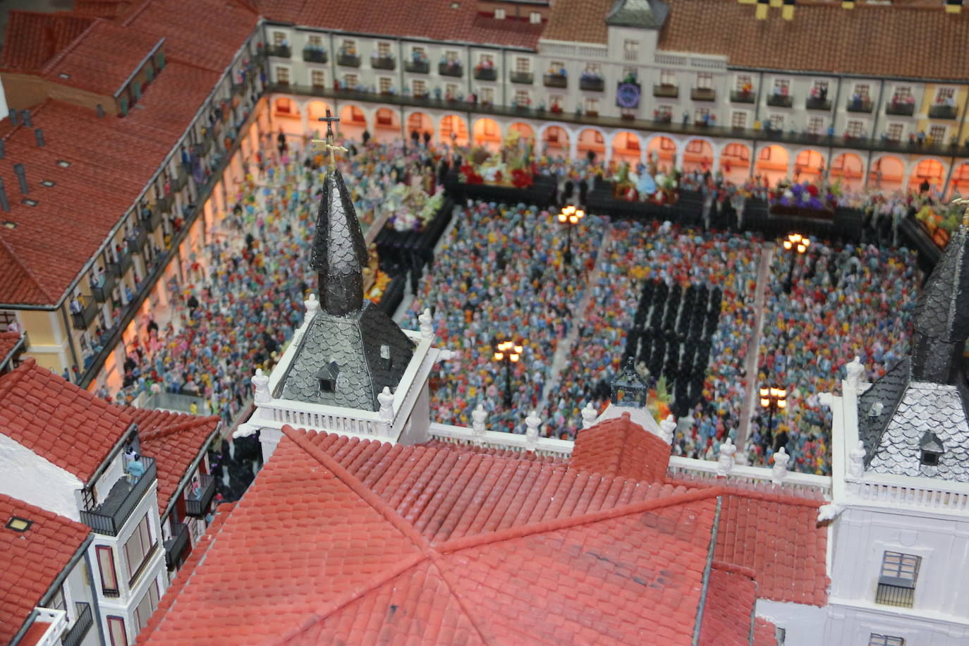 El leonés Luis García, maquinista y maquetista, trabaja en una gran maqueta de la Catedral de León y el entorno de Plaza de Regla | Un trabajo minucioso, cuidado y sorprendente que pretende unir a otra realizada hace diez años de la celebración del acto del Encuentro de la Semana Santa leonesa