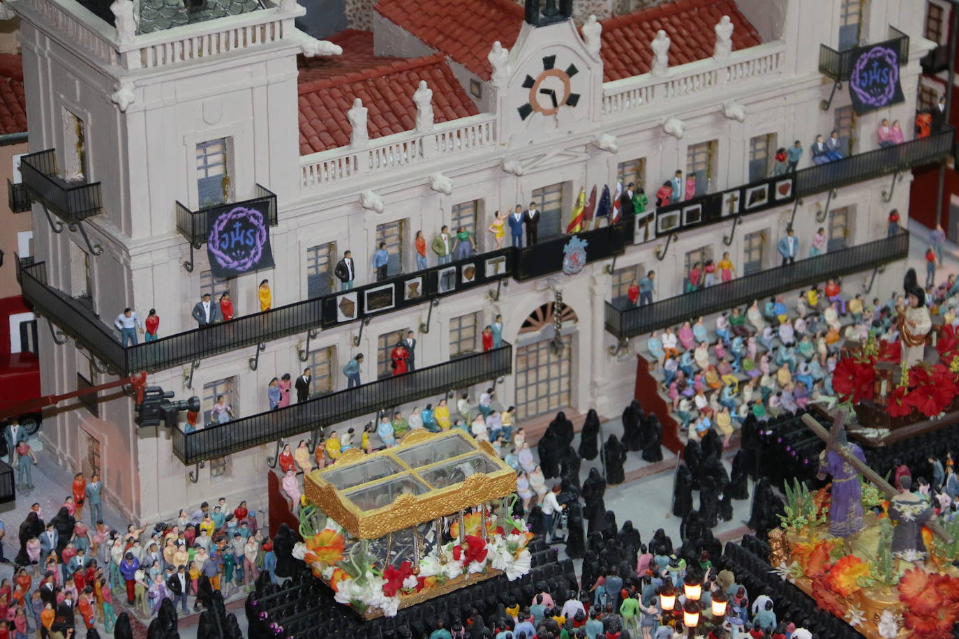 El leonés Luis García, maquinista y maquetista, trabaja en una gran maqueta de la Catedral de León y el entorno de Plaza de Regla | Un trabajo minucioso, cuidado y sorprendente que pretende unir a otra realizada hace diez años de la celebración del acto del Encuentro de la Semana Santa leonesa