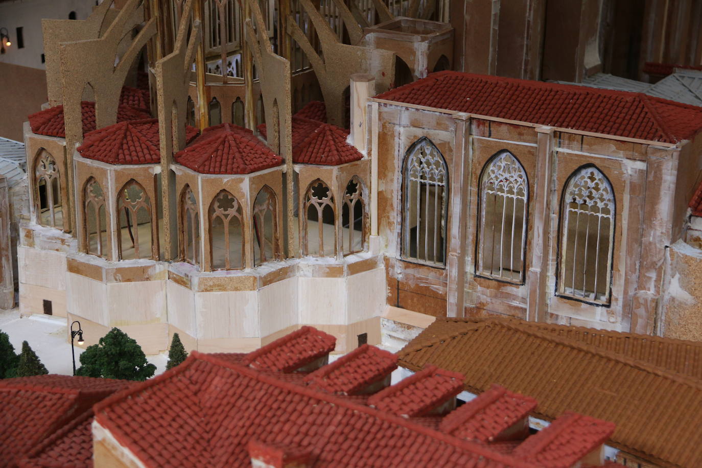 El leonés Luis García, maquinista y maquetista, trabaja en una gran maqueta de la Catedral de León y el entorno de Plaza de Regla | Un trabajo minucioso, cuidado y sorprendente que pretende unir a otra realizada hace diez años de la celebración del acto del Encuentro de la Semana Santa leonesa