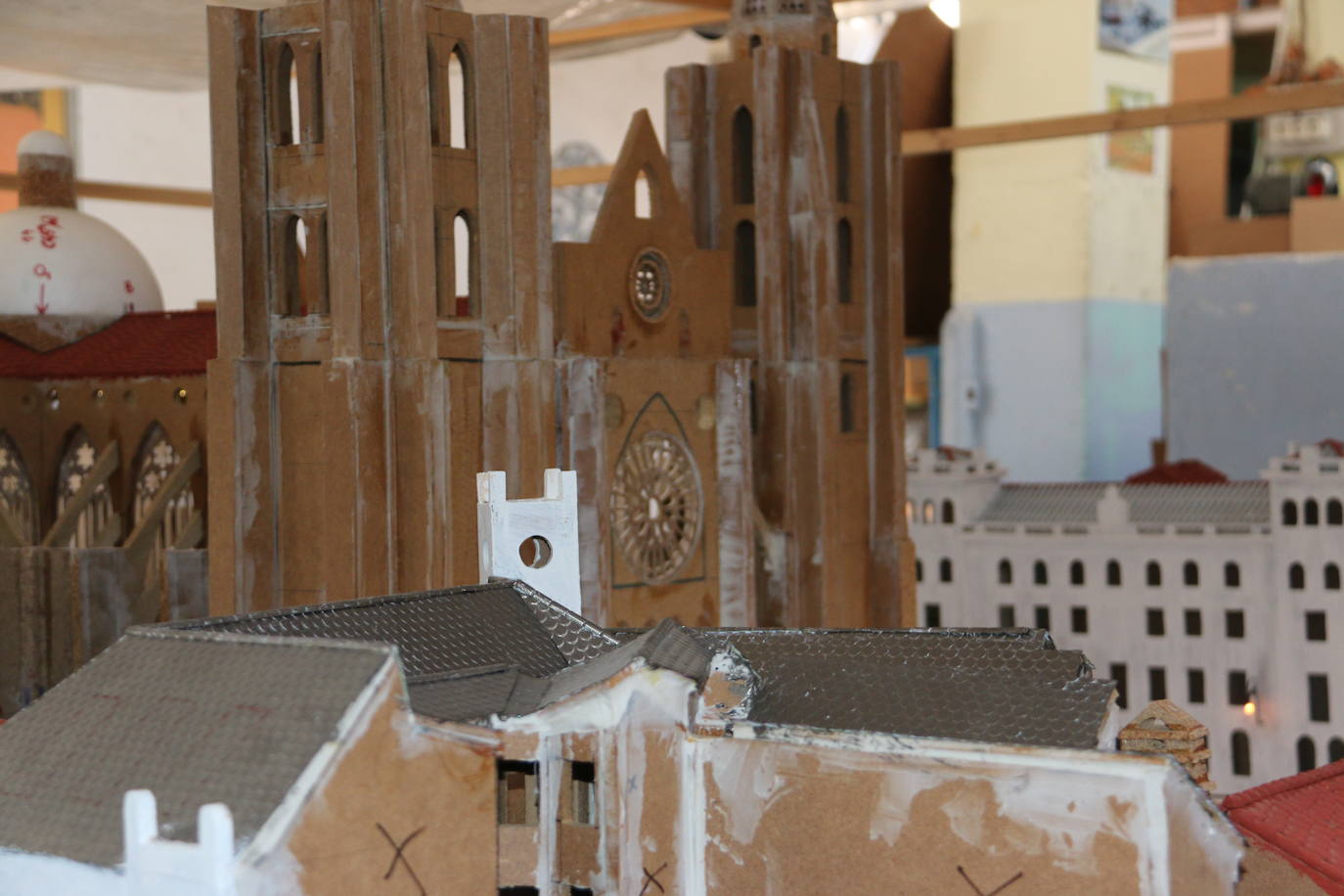 El leonés Luis García, maquinista y maquetista, trabaja en una gran maqueta de la Catedral de León y el entorno de Plaza de Regla | Un trabajo minucioso, cuidado y sorprendente que pretende unir a otra realizada hace diez años de la celebración del acto del Encuentro de la Semana Santa leonesa