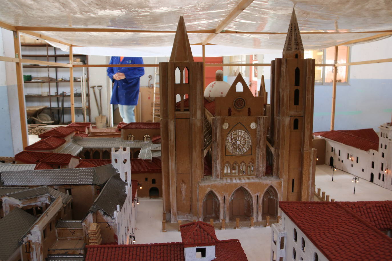 El leonés Luis García, maquinista y maquetista, trabaja en una gran maqueta de la Catedral de León y el entorno de Plaza de Regla | Un trabajo minucioso, cuidado y sorprendente que pretende unir a otra realizada hace diez años de la celebración del acto del Encuentro de la Semana Santa leonesa