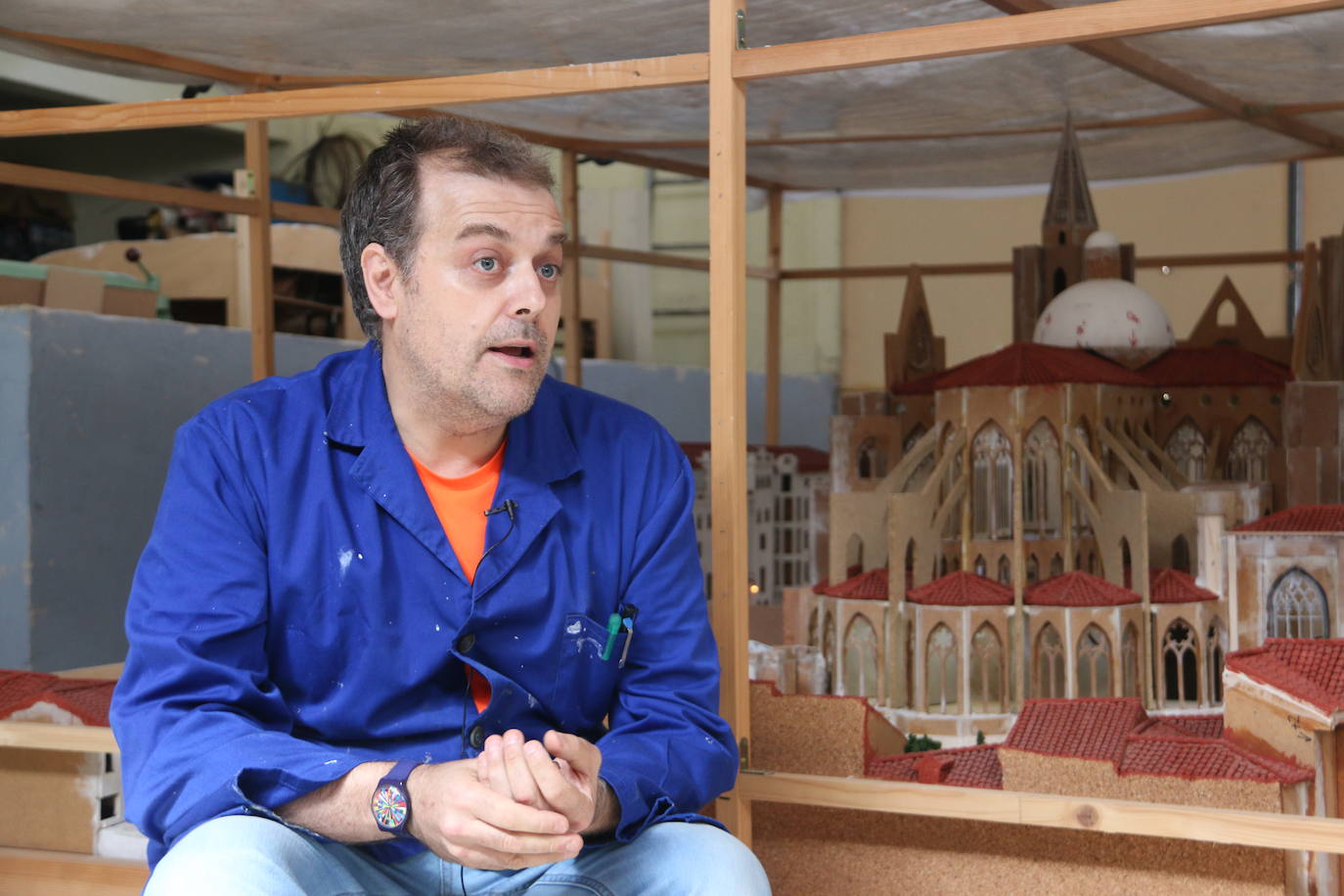 El leonés Luis García, maquinista y maquetista, trabaja en una gran maqueta de la Catedral de León y el entorno de Plaza de Regla | Un trabajo minucioso, cuidado y sorprendente que pretende unir a otra realizada hace diez años de la celebración del acto del Encuentro de la Semana Santa leonesa