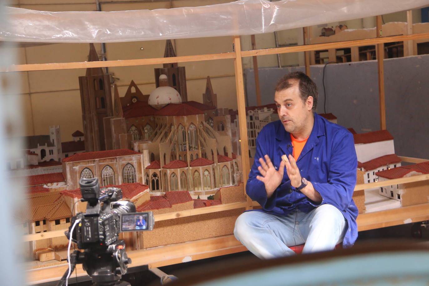 El leonés Luis García, maquinista y maquetista, trabaja en una gran maqueta de la Catedral de León y el entorno de Plaza de Regla | Un trabajo minucioso, cuidado y sorprendente que pretende unir a otra realizada hace diez años de la celebración del acto del Encuentro de la Semana Santa leonesa