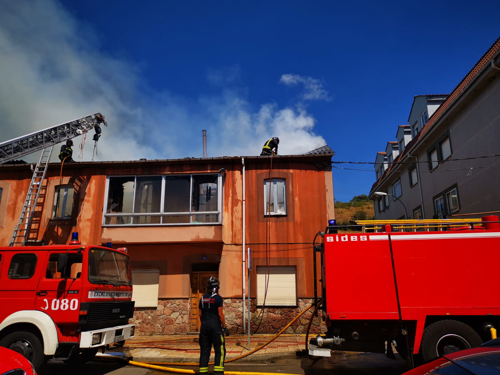 El fuego se originó en la parte superior de una de ellas y se ha extendido a dos casas más | Hasta la localidad se han desplazado Bomberos de León y Bomberos de Guardo