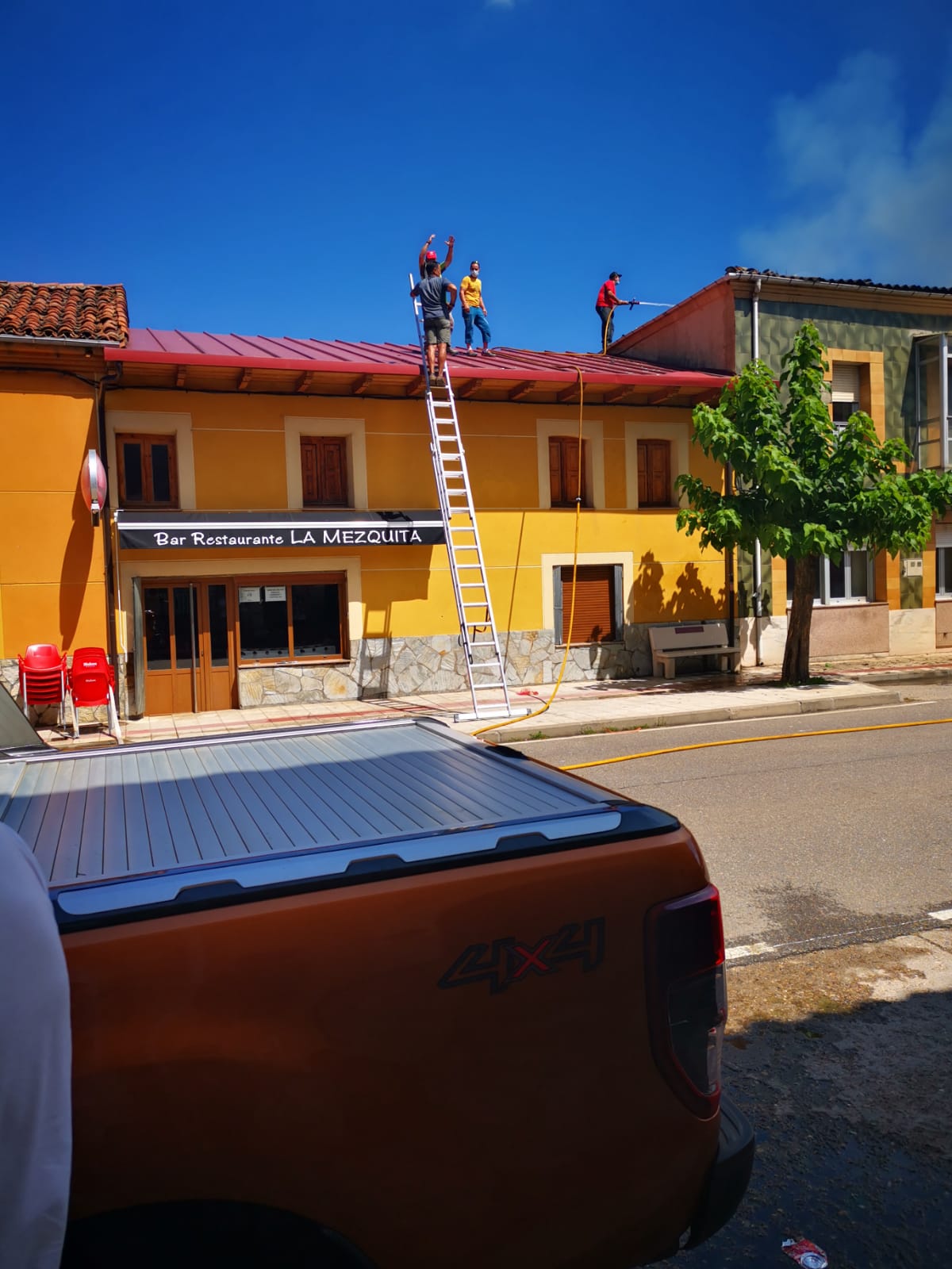 El fuego se originó en la parte superior de una de ellas y se ha extendido a dos casas más | Hasta la localidad se han desplazado Bomberos de León y Bomberos de Guardo