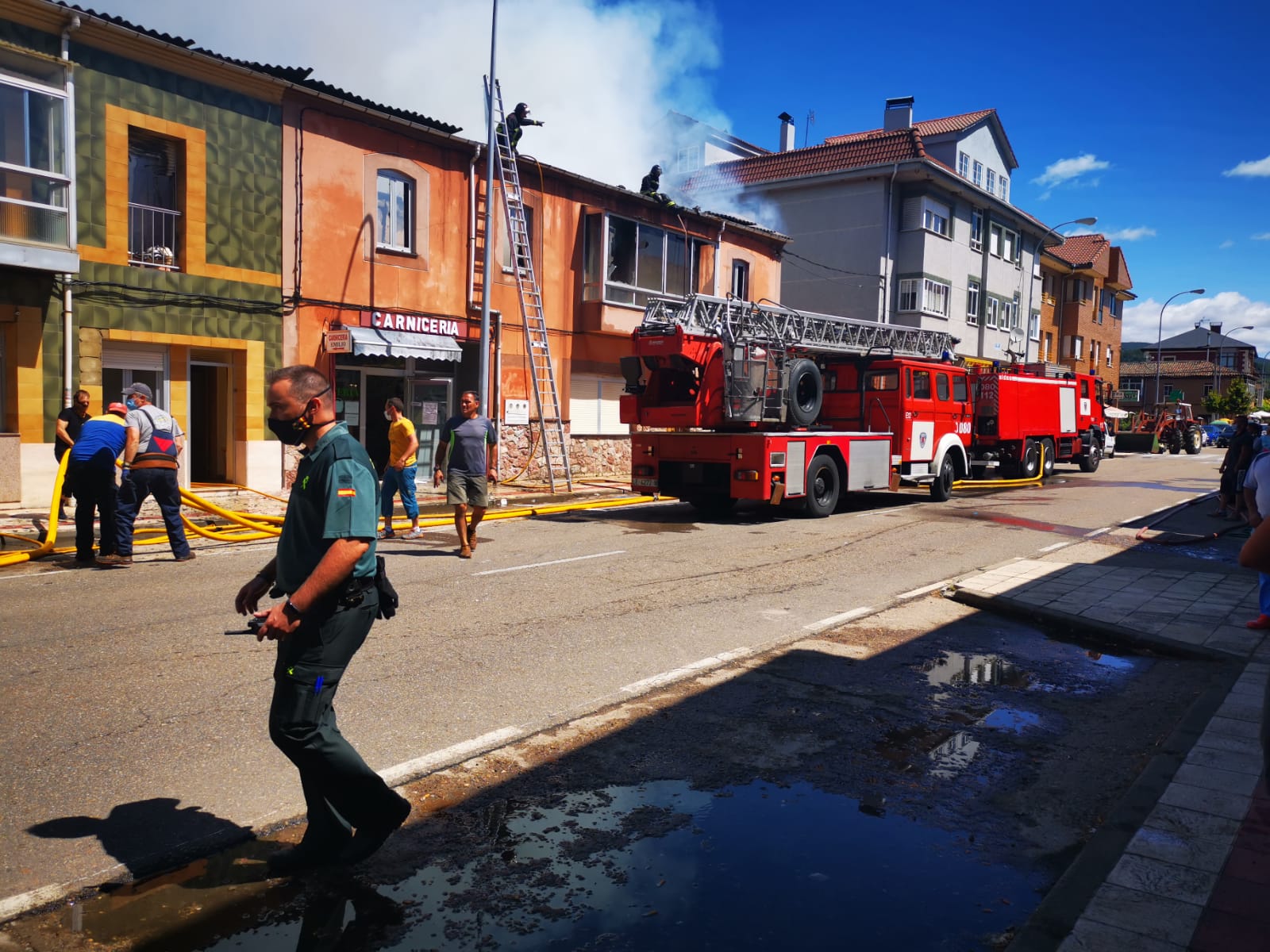 El fuego se originó en la parte superior de una de ellas y se ha extendido a dos casas más | Hasta la localidad se han desplazado Bomberos de León y Bomberos de Guardo