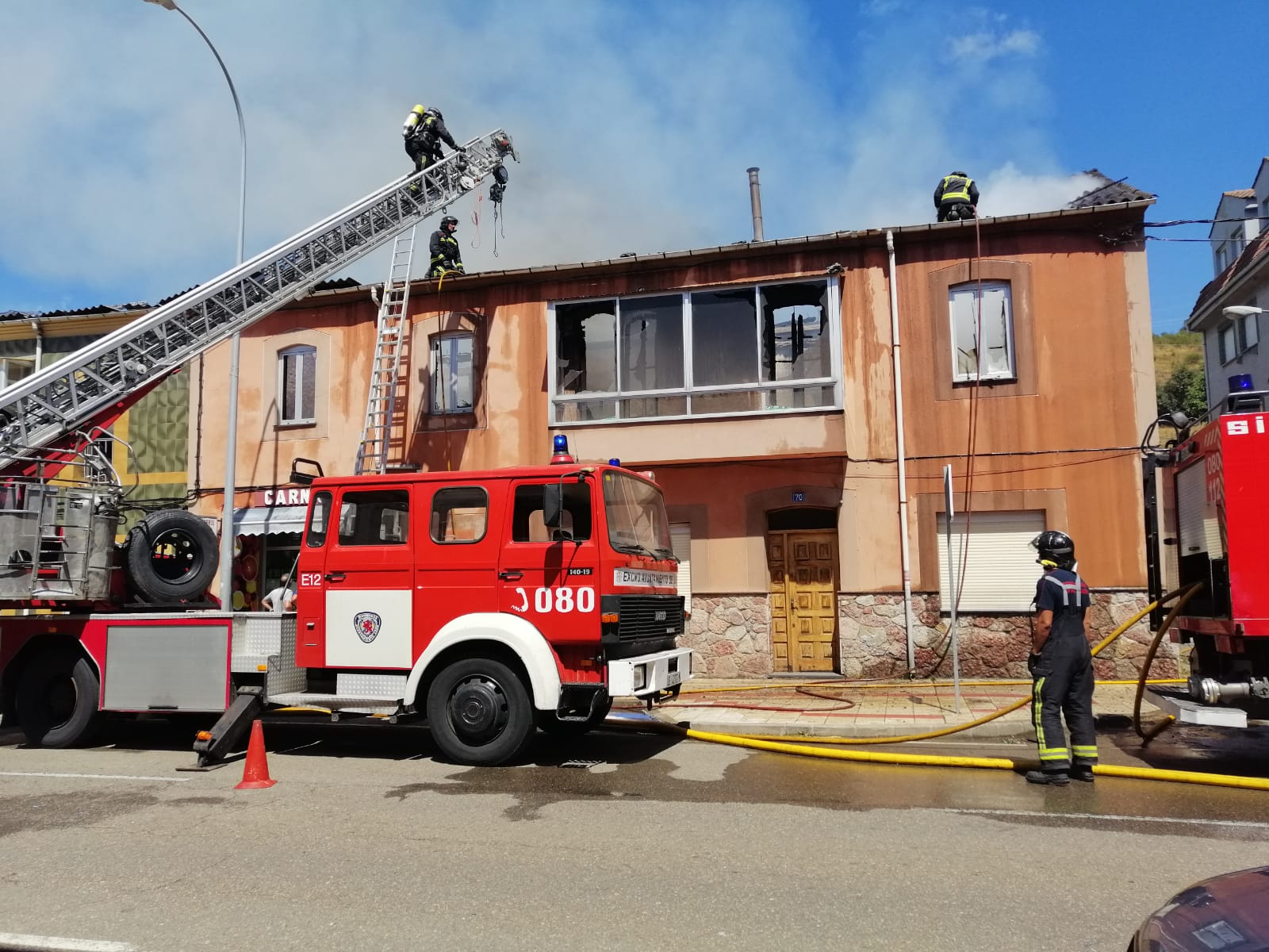 El fuego se originó en la parte superior de una de ellas y se ha extendido a dos casas más | Hasta la localidad se han desplazado Bomberos de León y Bomberos de Guardo