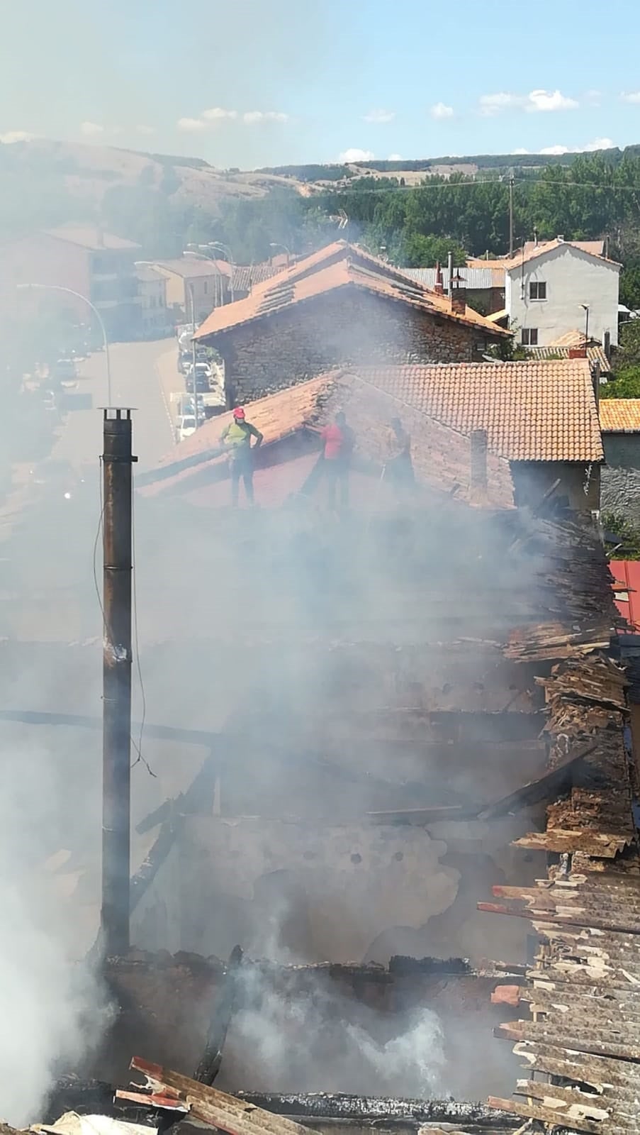 El fuego se originó en la parte superior de una de ellas y se ha extendido a dos casas más | Hasta la localidad se han desplazado Bomberos de León y Bomberos de Guardo