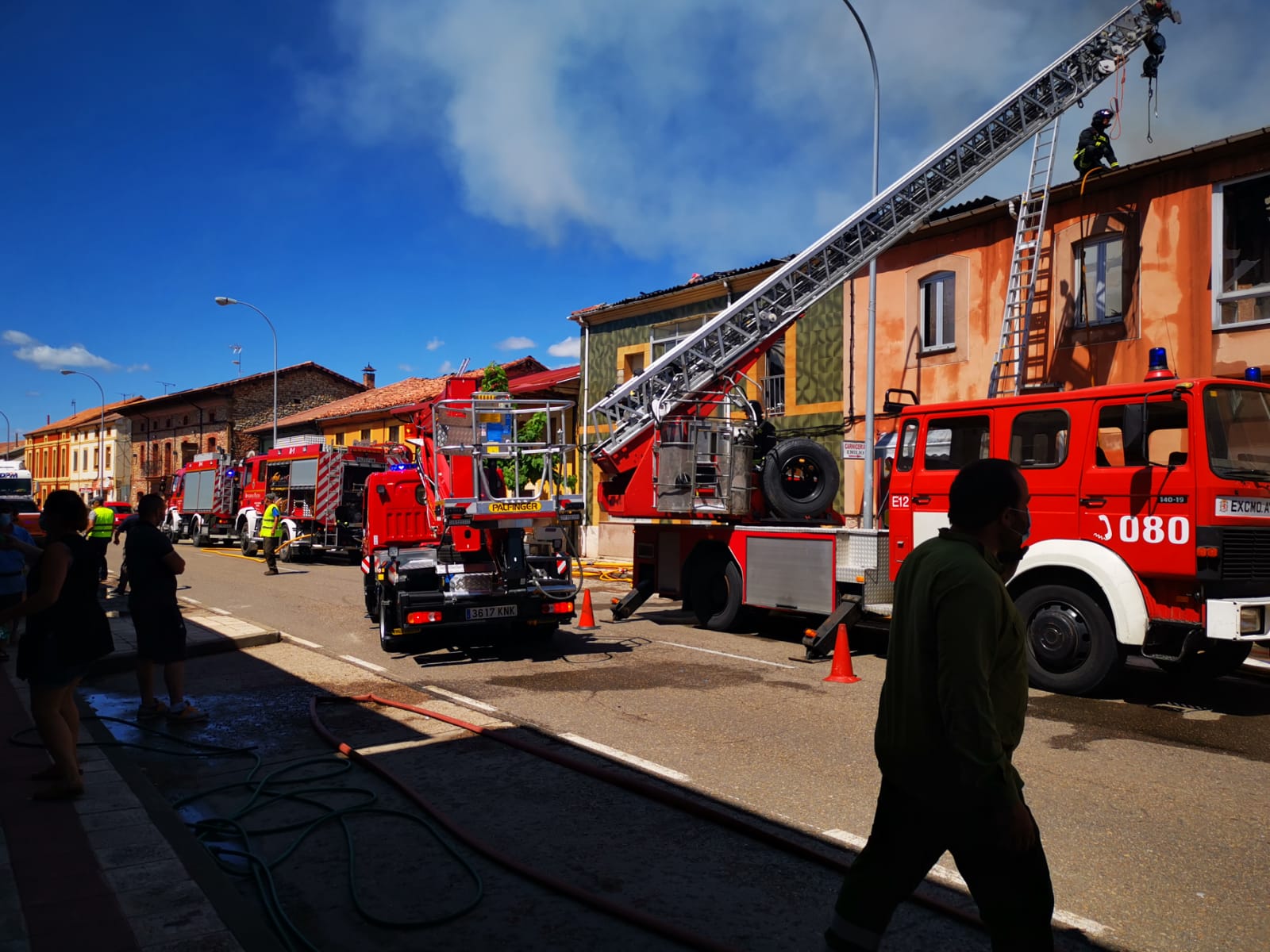 El fuego se originó en la parte superior de una de ellas y se ha extendido a dos casas más | Hasta la localidad se han desplazado Bomberos de León y Bomberos de Guardo