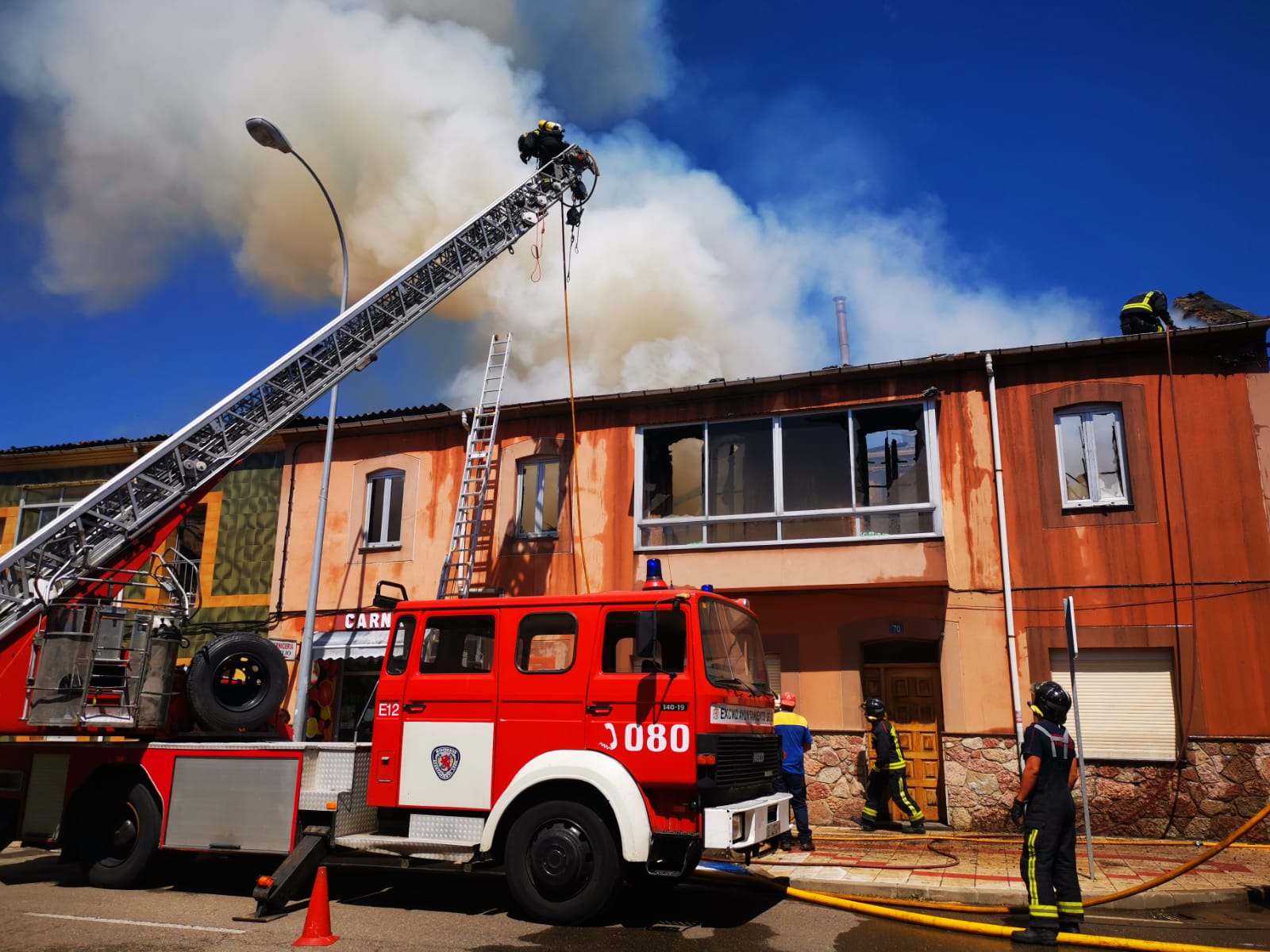 El fuego se originó en la parte superior de una de ellas y se ha extendido a dos casas más | Hasta la localidad se han desplazado Bomberos de León y Bomberos de Guardo