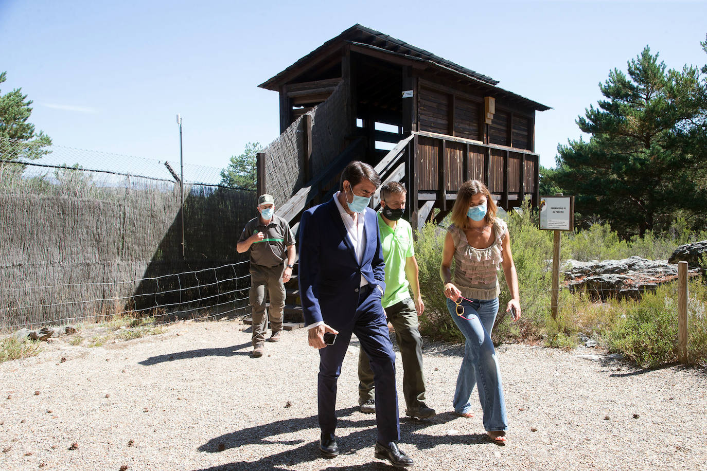 Fotos: Suárez-Quiñones visita la nueva Pasarela-Mirador del Centro del Lobo Ibérico