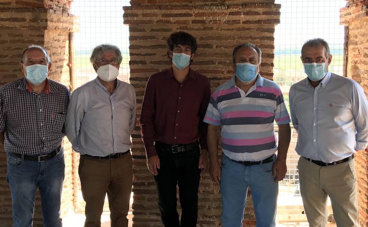 Inauguración de la torre recuperada. En la imagen, el diputado de Cultura, Arte y Patrimonio, Pablo López Presa, visitó la obra ya finalizada junto al diputado de la zona, Marcelo Alonso; el alcalde de Toral, Miguel Ángel Fernández; el coordinador de Proyectos y Actividades Culturales del ILC, Emilio Gancedo; el arquitecto del proyecto, y el aparejador del mismo.