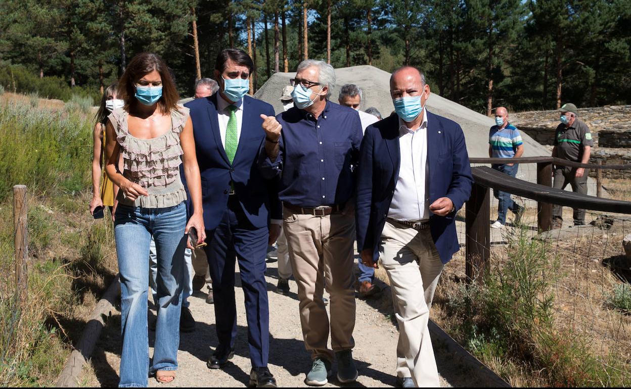 Juan Carlos Suárez-Quiñones (C), en su visita este miércoles a la nueva Pasarela-Mirador del Centro del Lobo Ibérico de Castilla y León.