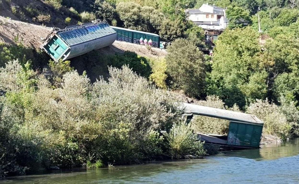 Imagen de los vagones arrojados al río Sil.