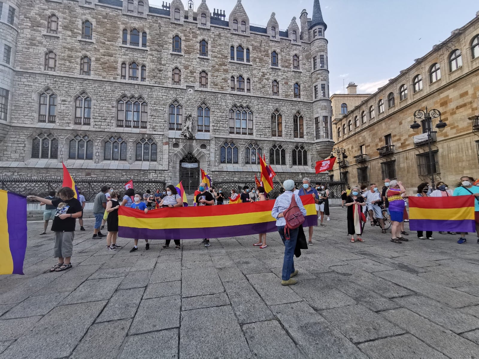 Una concentración espontánea convocada a través de las redes sociales ha reunido frente al edifico de Gaudí a varias decenas de personas que critican también al Gobierno por «una operación de Estado».