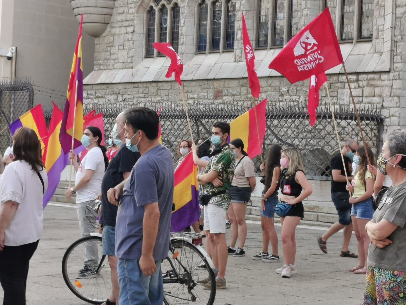 Una concentración espontánea convocada a través de las redes sociales ha reunido frente al edifico de Gaudí a varias decenas de personas que critican también al Gobierno por «una operación de Estado».