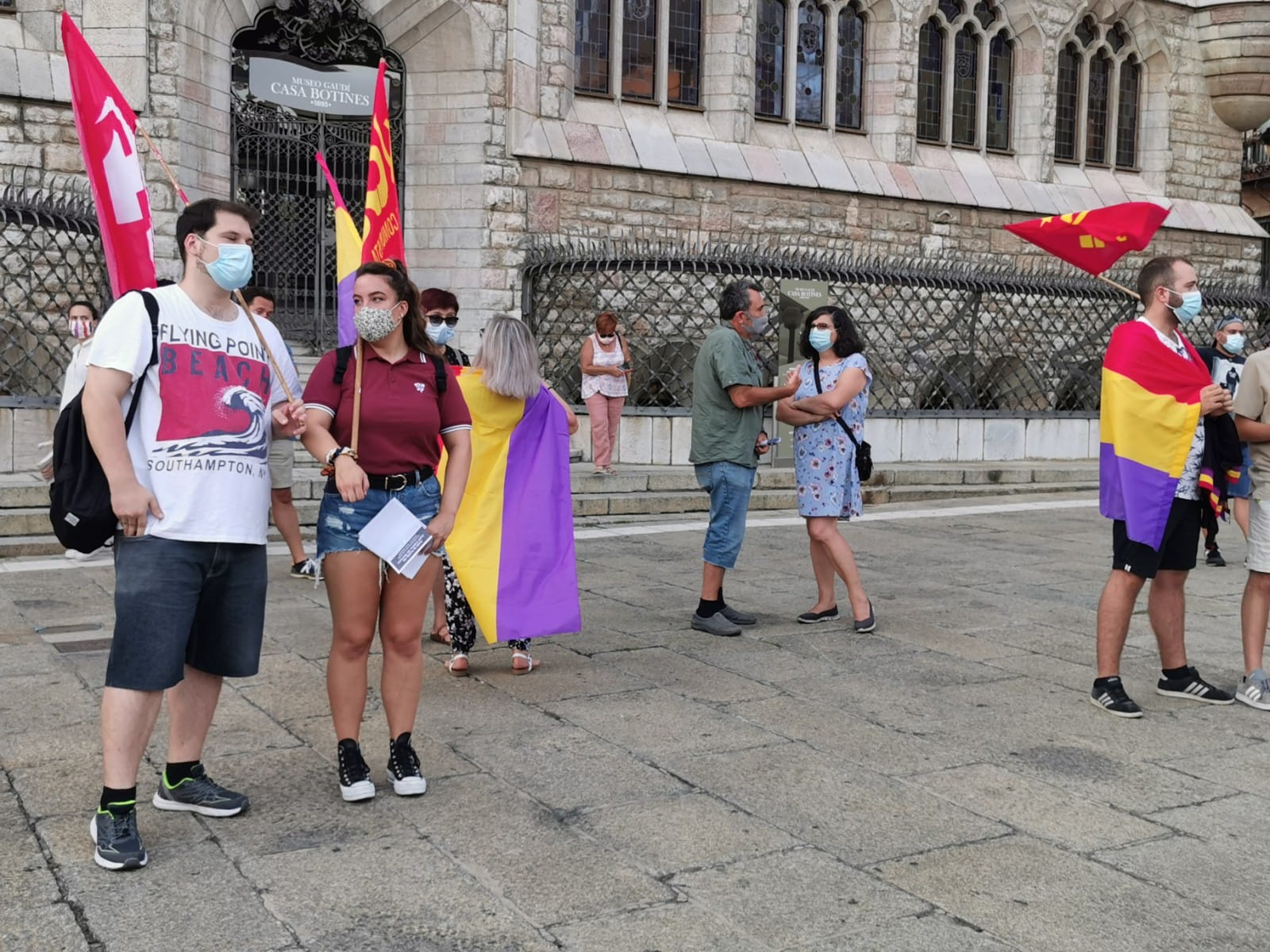 Una concentración espontánea convocada a través de las redes sociales ha reunido frente al edifico de Gaudí a varias decenas de personas que critican también al Gobierno por «una operación de Estado».