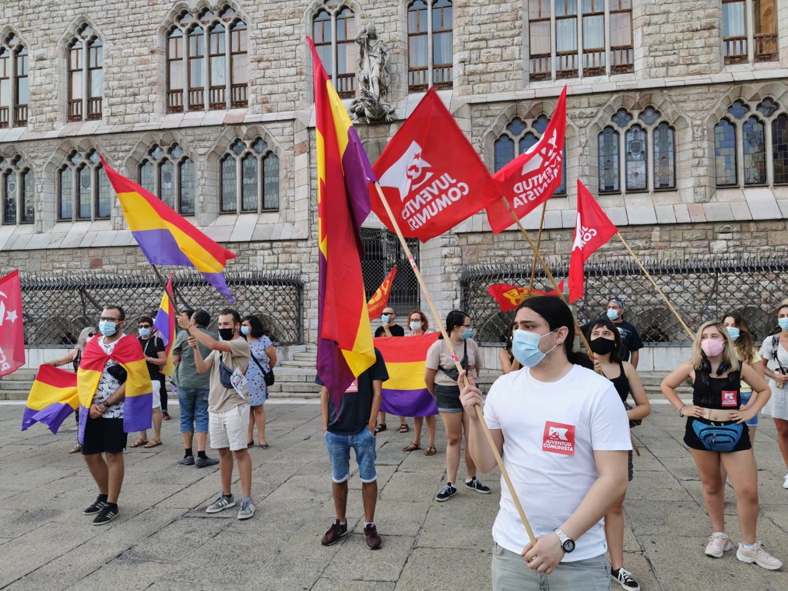 Una concentración espontánea convocada a través de las redes sociales ha reunido frente al edifico de Gaudí a varias decenas de personas que critican también al Gobierno por «una operación de Estado».