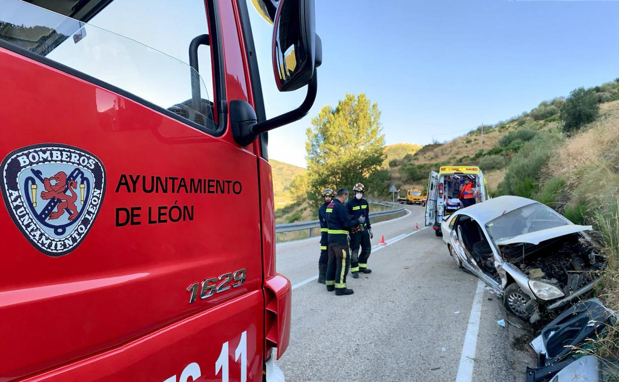 Intervención de los Bomberos en el accidente de Murias de Paredes.