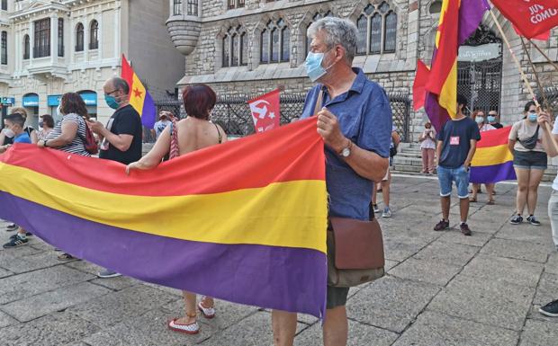 Una bandera republicana comandaba el acto.