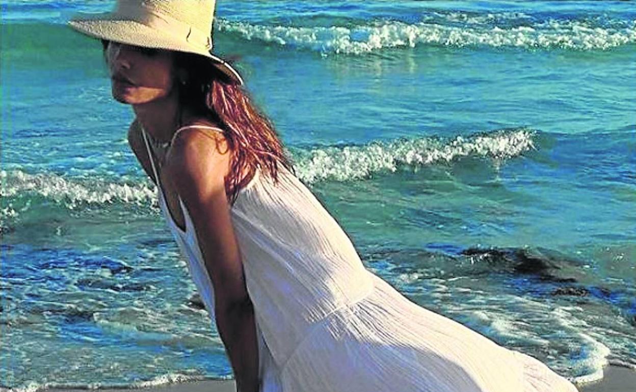 Sus piezas imprescindibles son los caftanes, las sandalias planas, los capazos de paja y los sombreros de rafia.