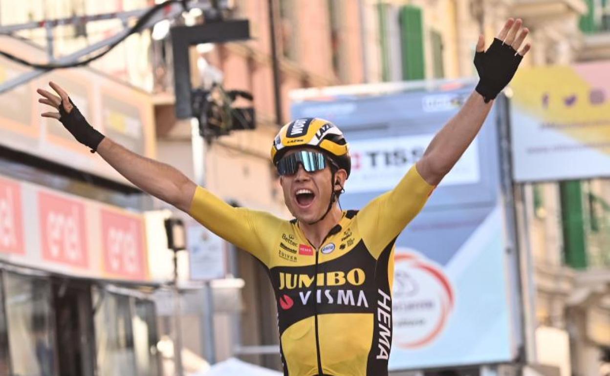 Wout Van Aert festeja su victoria. 