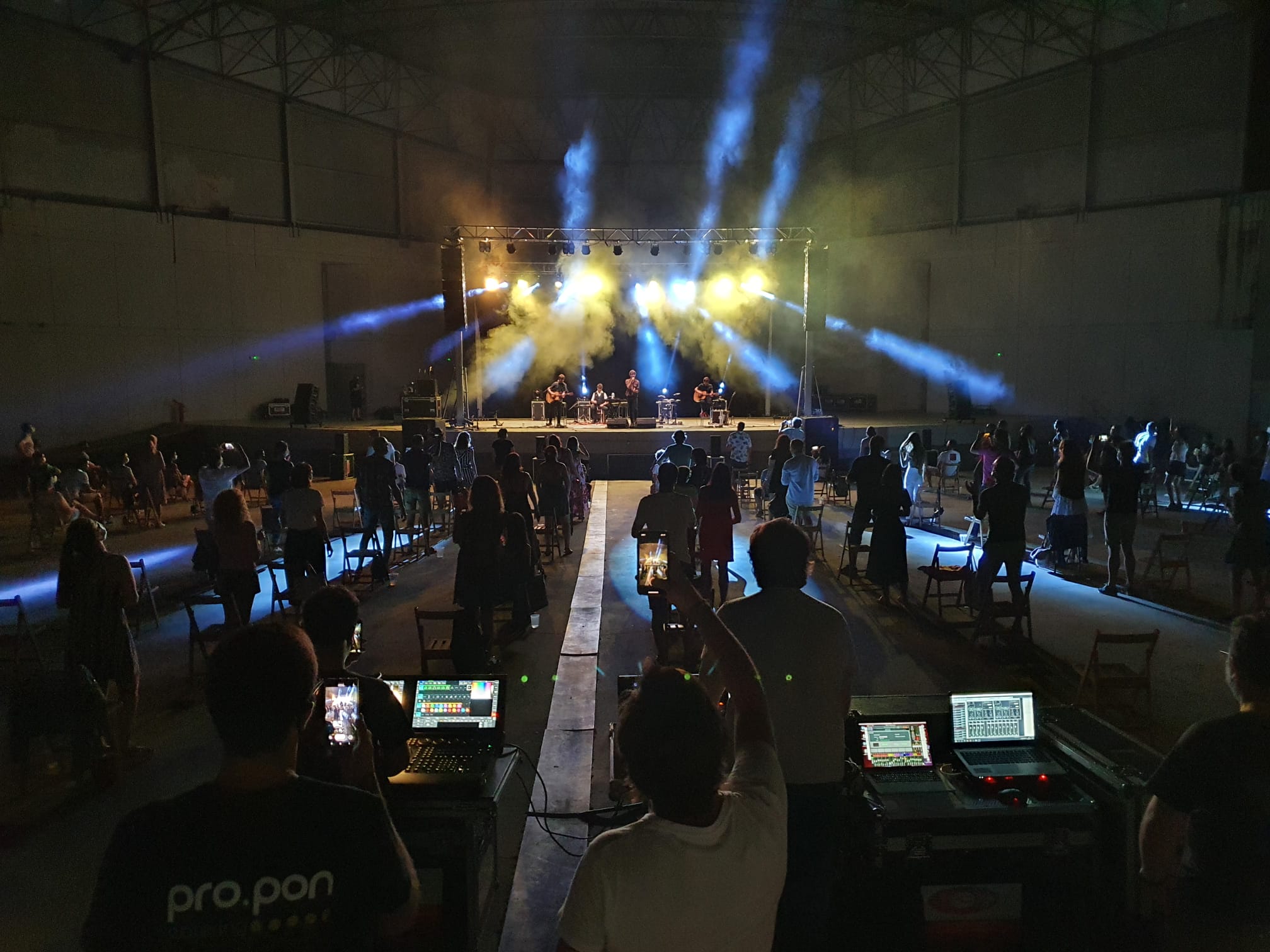 El grupo de indie-rock murciano presentó en el Auditorio Municipal de Ponferrada sus nuevos temas nacidos durante la 'cuarentena' en un concierto en acústico con todo el público sentado en sus localidades.