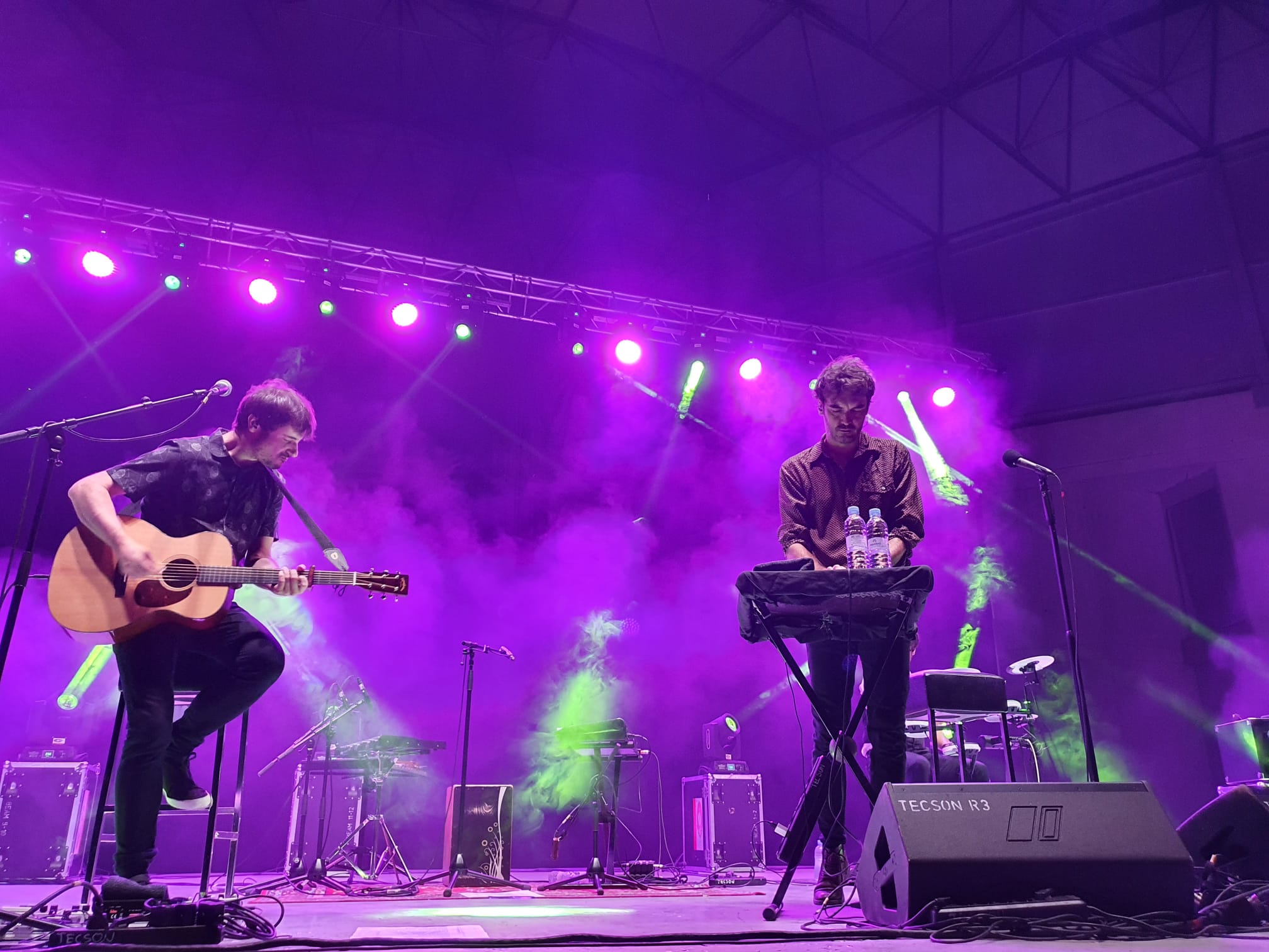 El grupo de indie-rock murciano presentó en el Auditorio Municipal de Ponferrada sus nuevos temas nacidos durante la 'cuarentena' en un concierto en acústico con todo el público sentado en sus localidades.