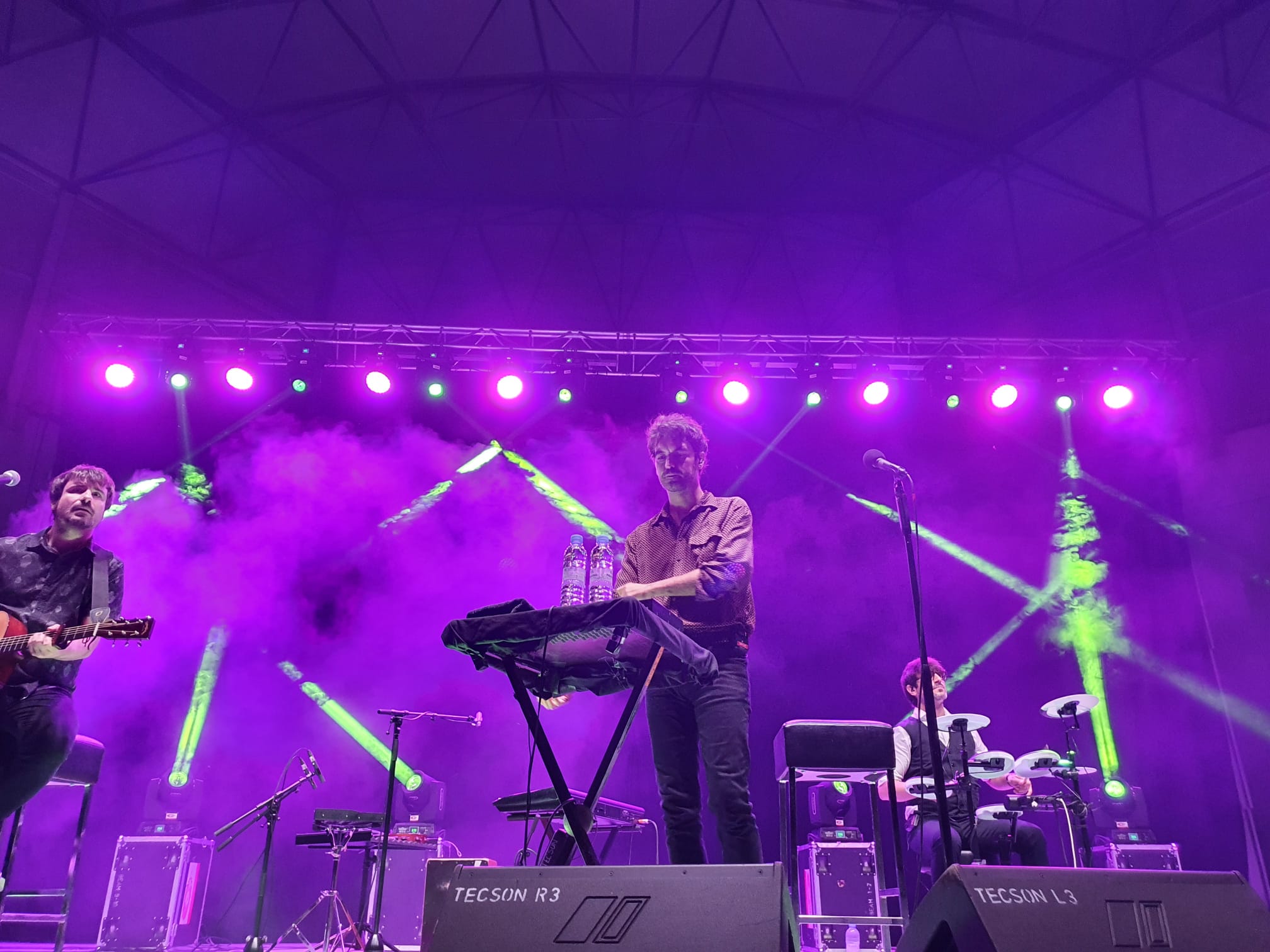 El grupo de indie-rock murciano presentó en el Auditorio Municipal de Ponferrada sus nuevos temas nacidos durante la 'cuarentena' en un concierto en acústico con todo el público sentado en sus localidades.