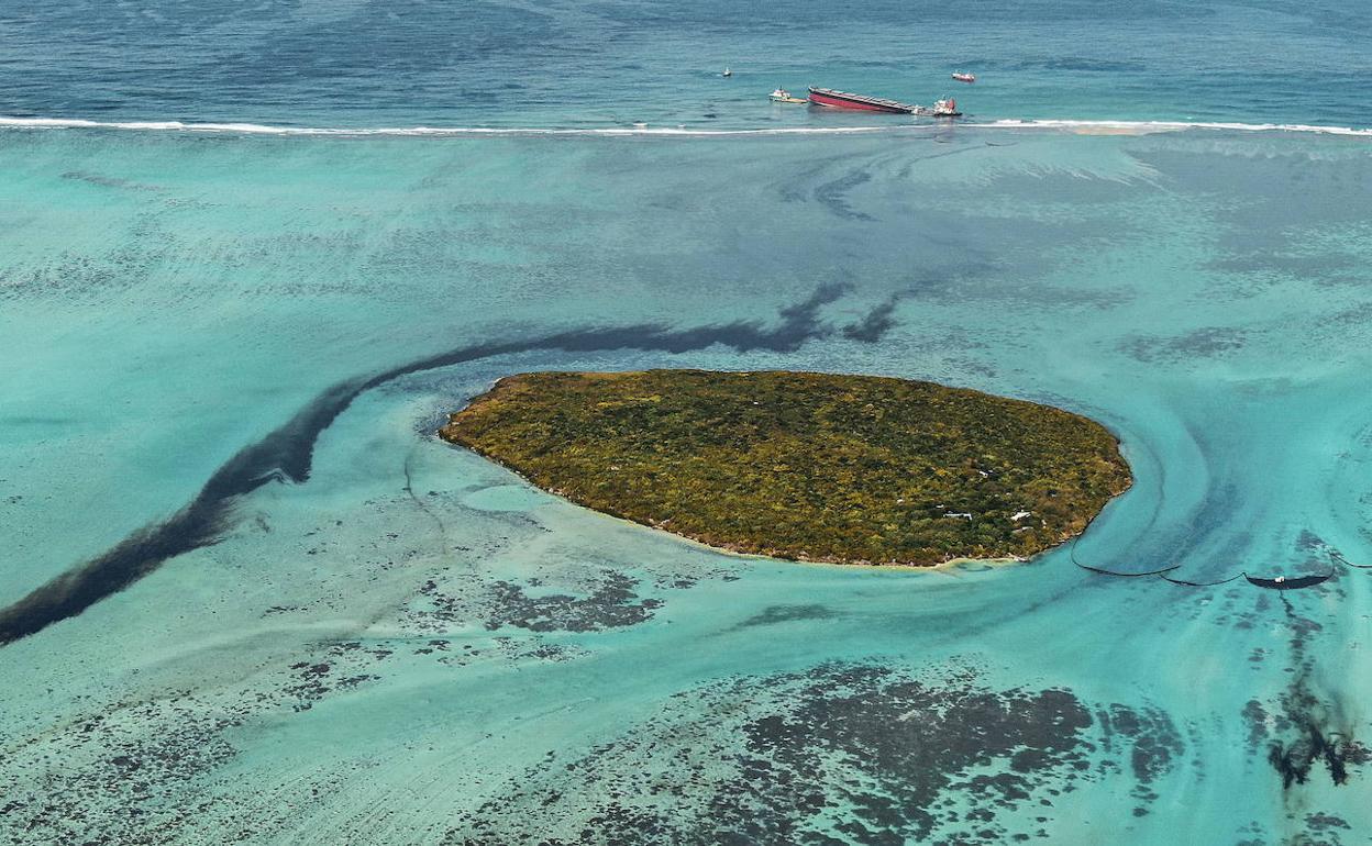 Vertido del carguero encallado en el atolón de isla Mauricio.