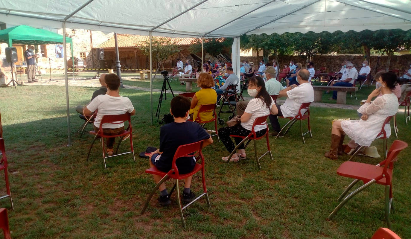 La cita que iba a celebrarse a la orilla del centenario Puente de Hierro de Sopeña, tuvo que hacerse en el jardín del palacio renacentista de los Escarpizo, en Otero, y con aforo limitado a 80 personas, por exigencias de la actual situación sanitaria