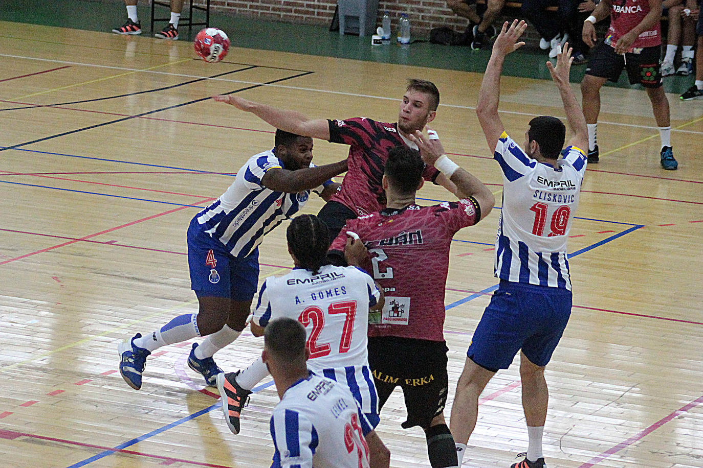 El Ademar se midió al Oporto en el primer amistoso de la pretemporada. 