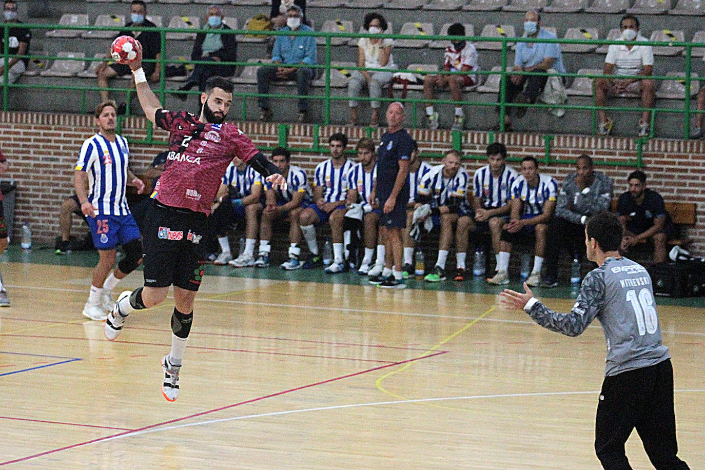 El Ademar se midió al Oporto en el primer amistoso de la pretemporada. 