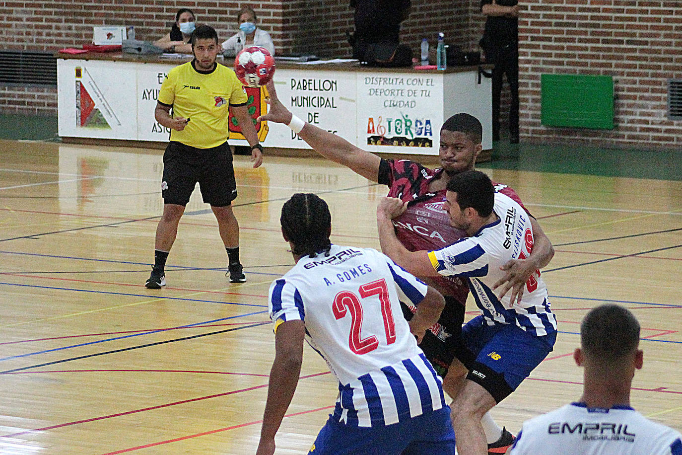 El Ademar se midió al Oporto en el primer amistoso de la pretemporada. 