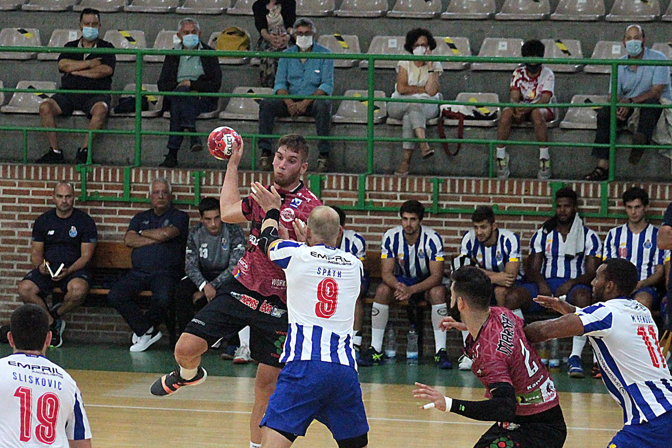 El Ademar se midió al Oporto en el primer amistoso de la pretemporada. 