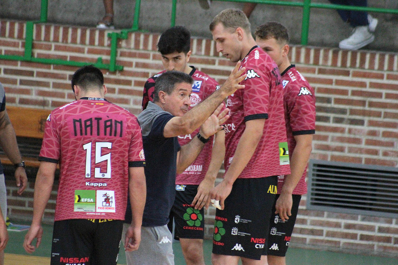 El Ademar se midió al Oporto en el primer amistoso de la pretemporada. 