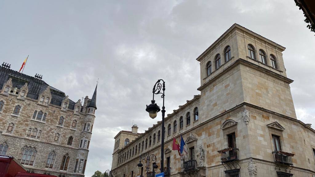 La capital amaneció este martes entre nubes que dejaron un pequeño chaparrón durante la mañana | La Aemet mantiene el aviso amarillo por lluvia y tormentas en la provincia a partir de las 13 horas