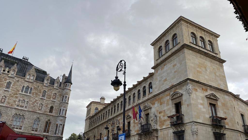 La capital amaneció este martes entre nubes que dejaron un pequeño chaparrón durante la mañana | La Aemet mantiene el aviso amarillo por lluvia y tormentas en la provincia a partir de las 13 horas