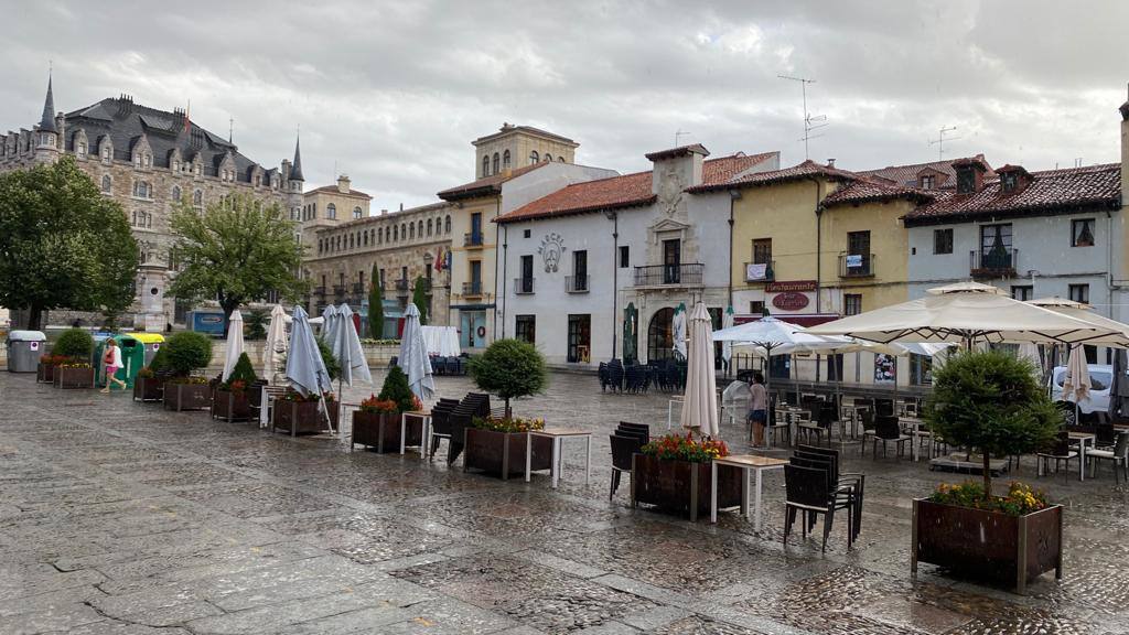 La capital amaneció este martes entre nubes que dejaron un pequeño chaparrón durante la mañana | La Aemet mantiene el aviso amarillo por lluvia y tormentas en la provincia a partir de las 13 horas