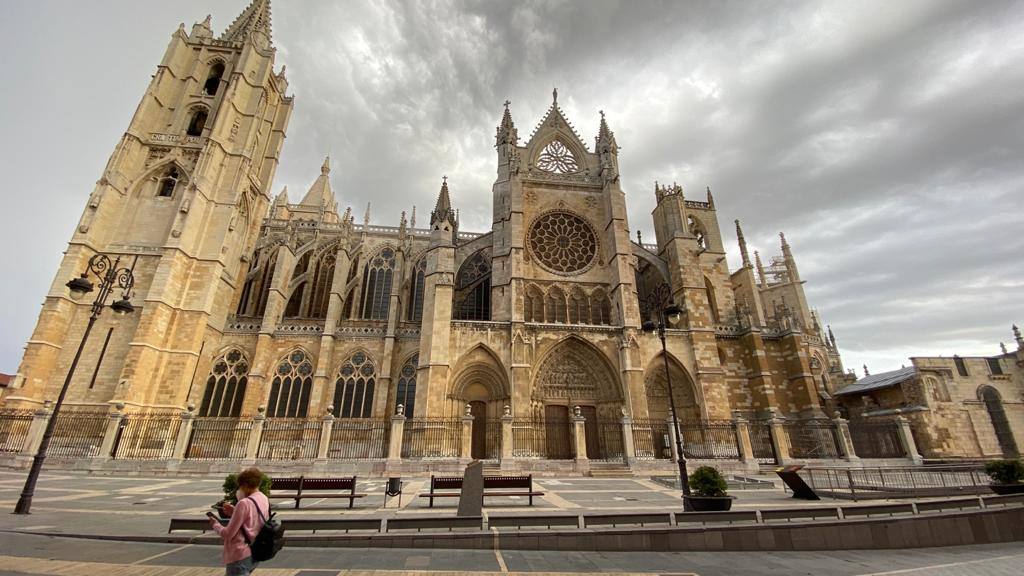 La capital amaneció este martes entre nubes que dejaron un pequeño chaparrón durante la mañana | La Aemet mantiene el aviso amarillo por lluvia y tormentas en la provincia a partir de las 13 horas