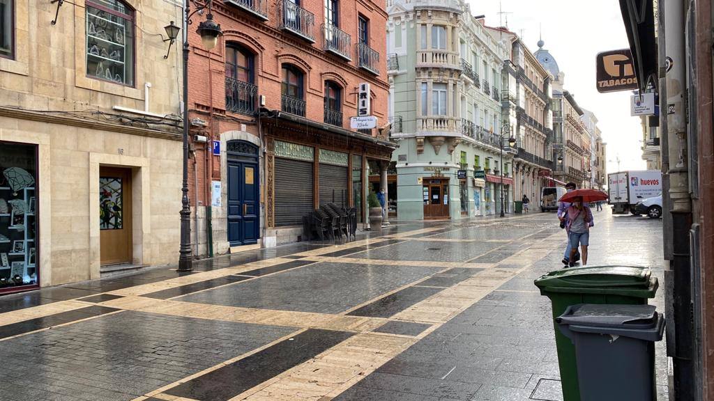 La capital amaneció este martes entre nubes que dejaron un pequeño chaparrón durante la mañana | La Aemet mantiene el aviso amarillo por lluvia y tormentas en la provincia a partir de las 13 horas