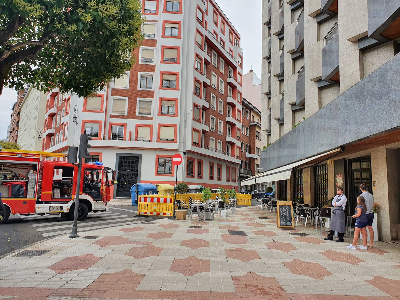 Hasta el lugar se desplazó una dotación de Bomberos de León que no tuvieron problemas en controlar el humo y evitar así algún riesgo para la salud de los presentes