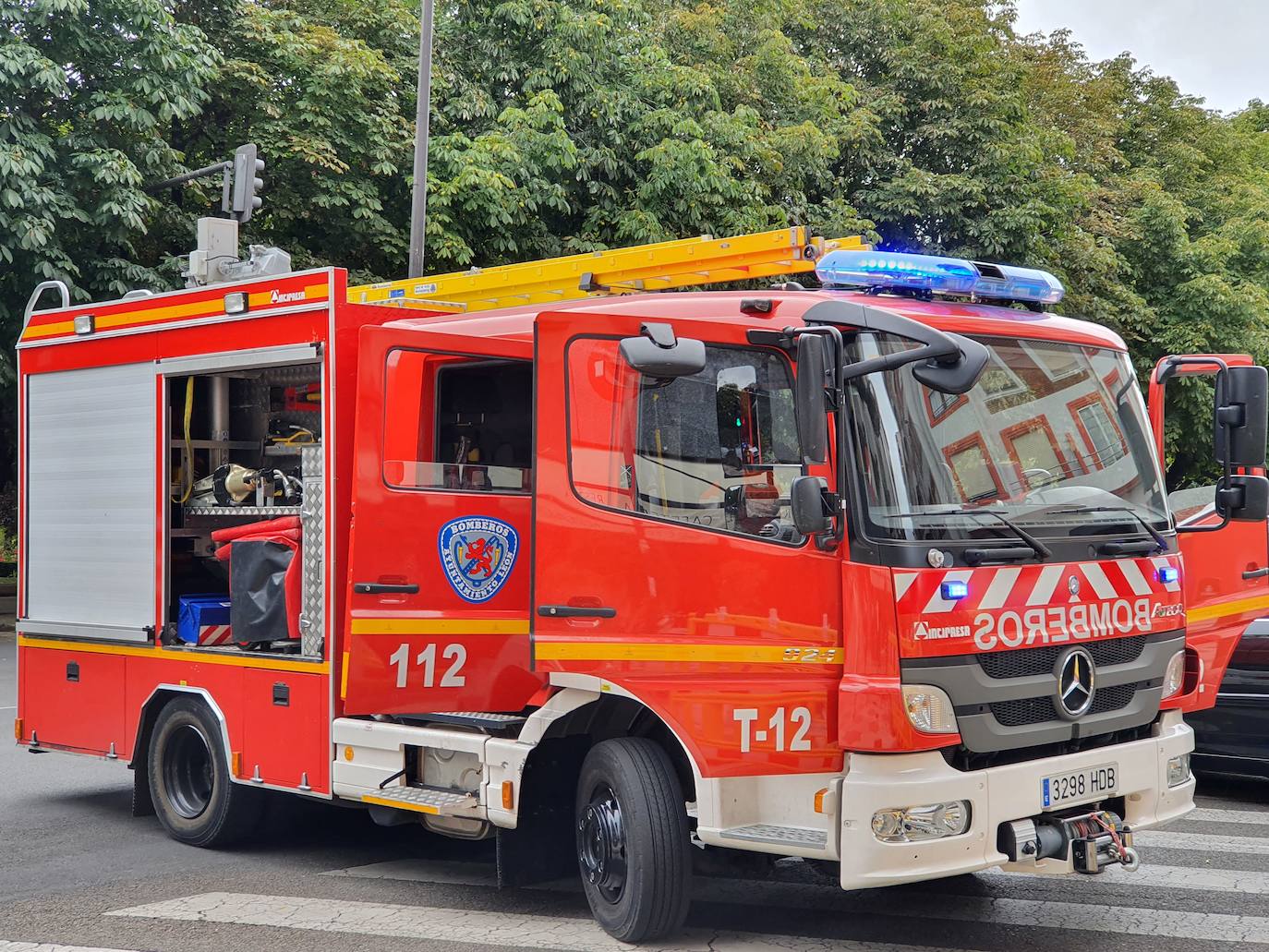 Hasta el lugar se desplazó una dotación de Bomberos de León que no tuvieron problemas en controlar el humo y evitar así algún riesgo para la salud de los presentes