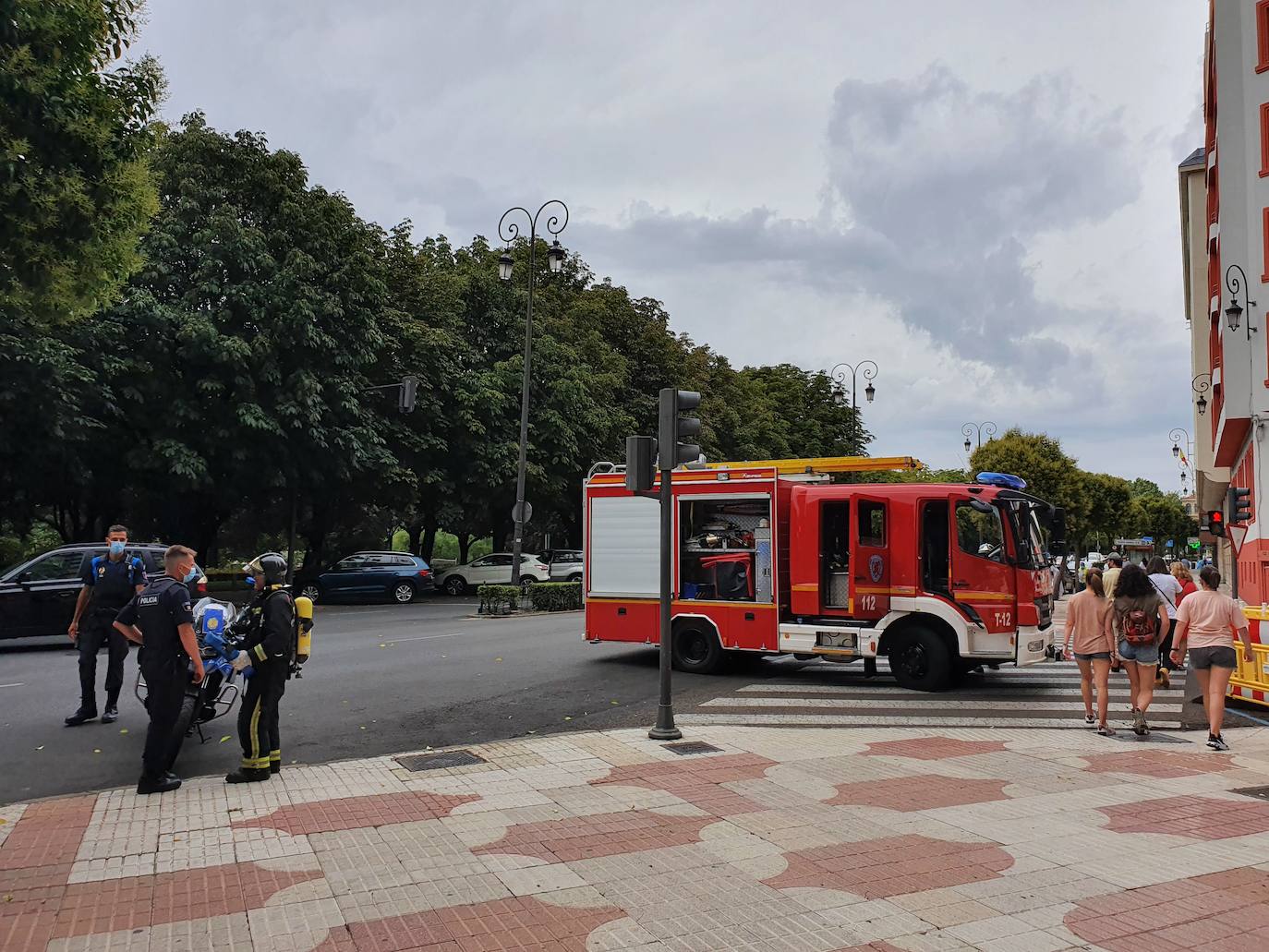 Hasta el lugar se desplazó una dotación de Bomberos de León que no tuvieron problemas en controlar el humo y evitar así algún riesgo para la salud de los presentes