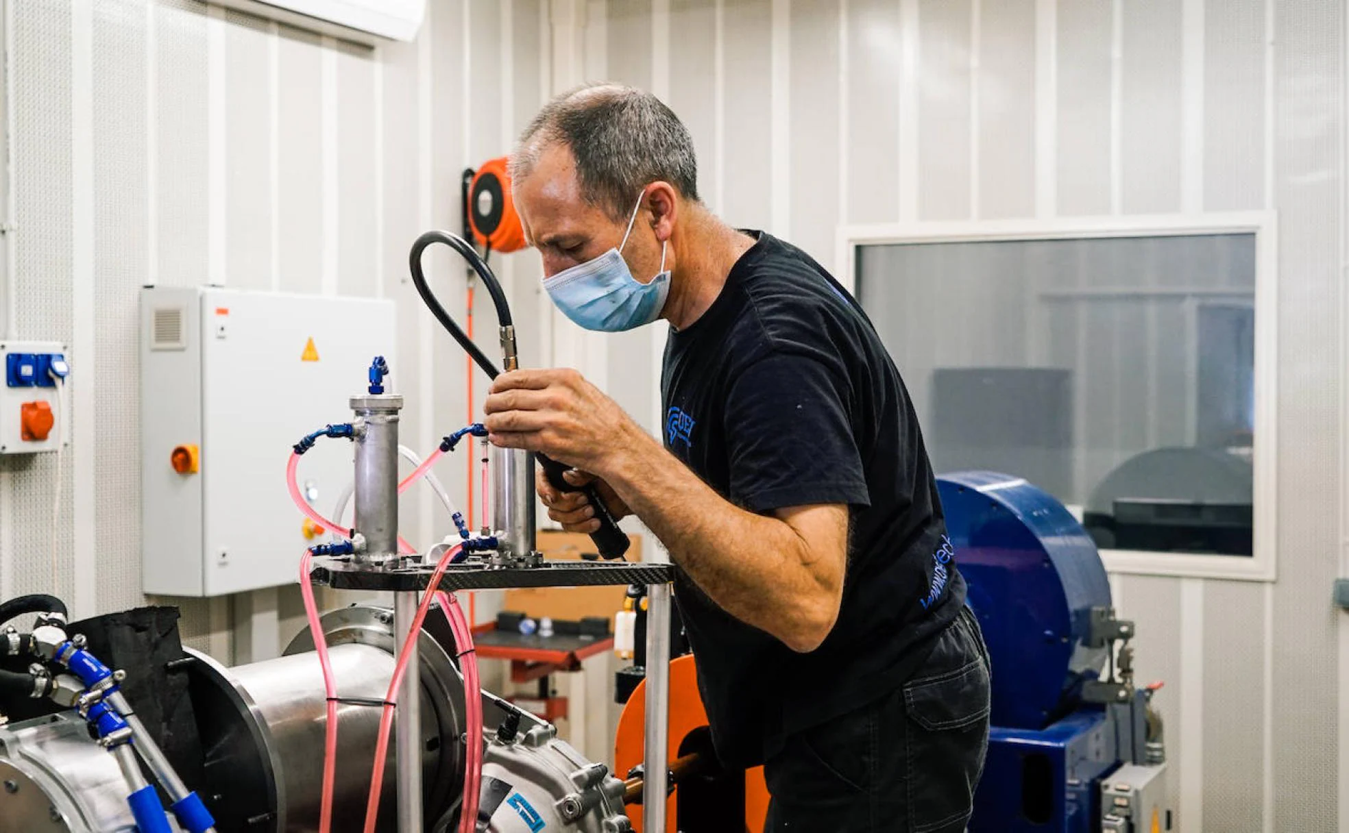 Vidal en el taller de QEV Technologies. 