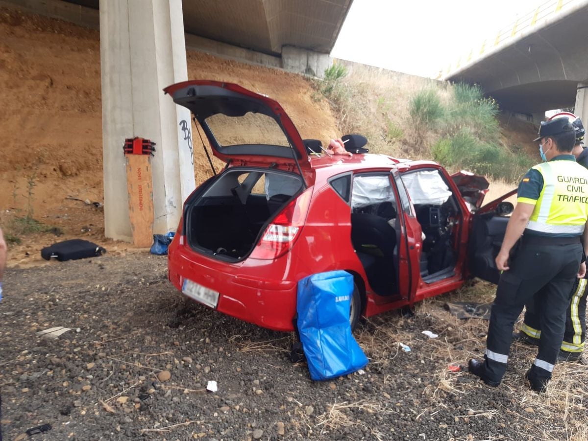 El accidente ha tenido lugar en torno a las 12:09 horas y ha sido necesaria la intervección de los Bomberos de León para excarcelar a la víctima
