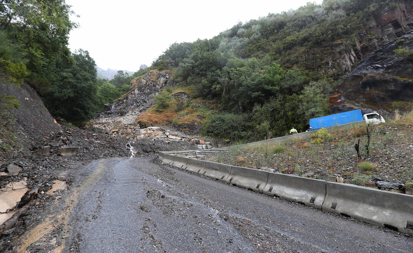 Fotos: La carretera a Peñalba de Santiago, cortada