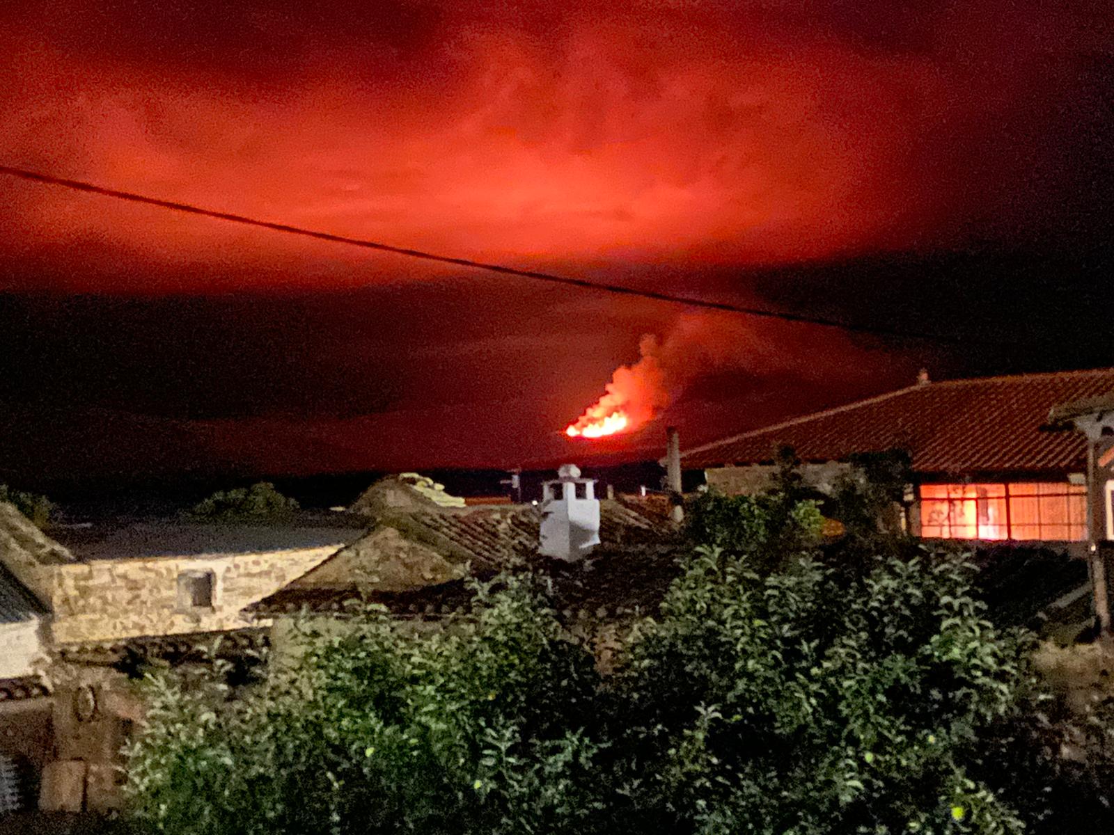 Imágenes del incendio forestal del campo de tiro y maniobras militares del Teleno visto desde el pueblo de Lagunas de Somoza.