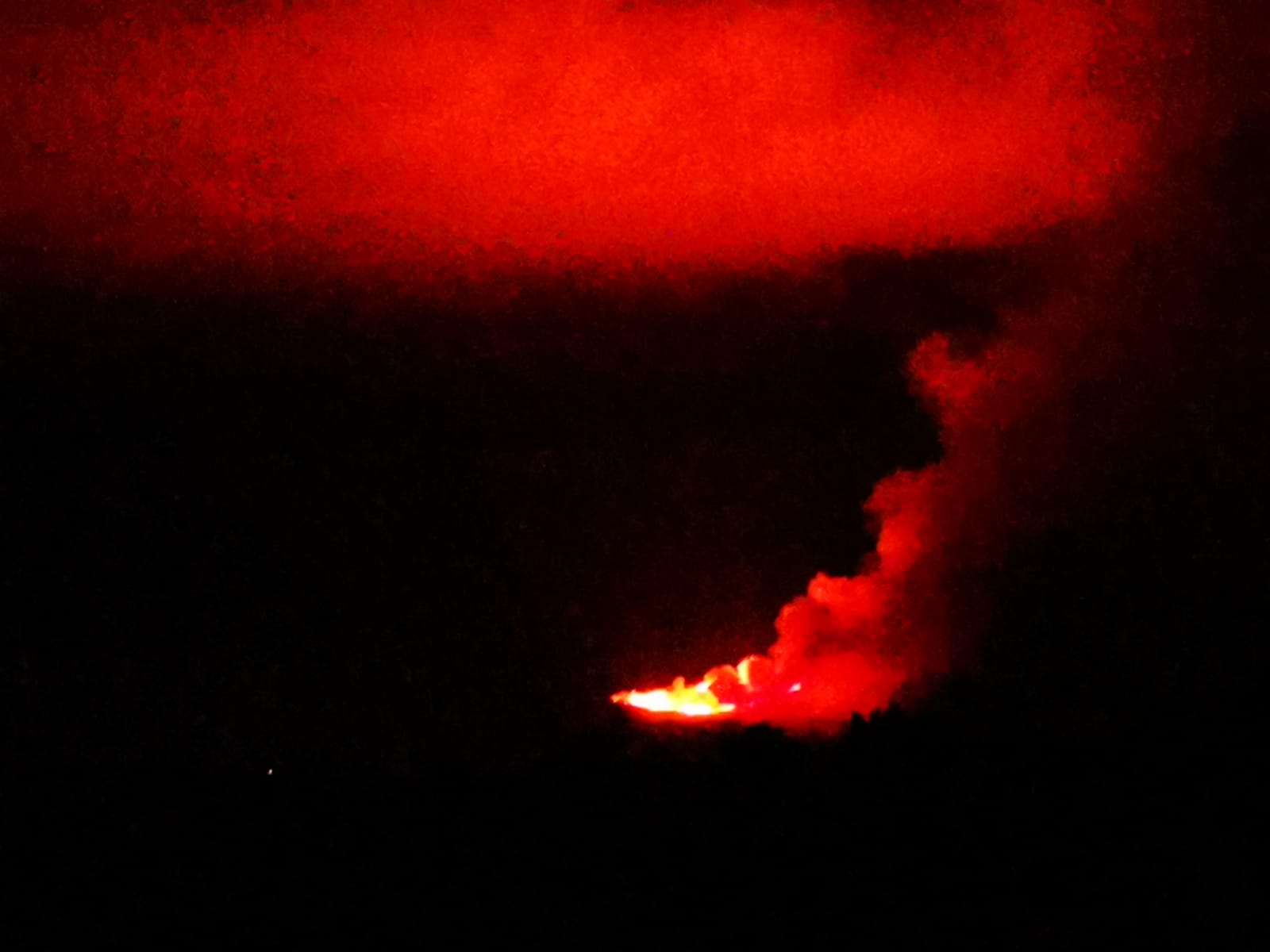 Imágenes del incendio forestal del campo de tiro y maniobras militares del Teleno visto desde el pueblo de Lagunas de Somoza.