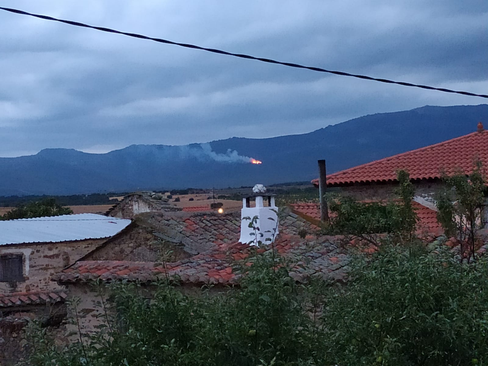Imágenes del incendio forestal del campo de tiro y maniobras militares del Teleno visto desde el pueblo de Lagunas de Somoza.